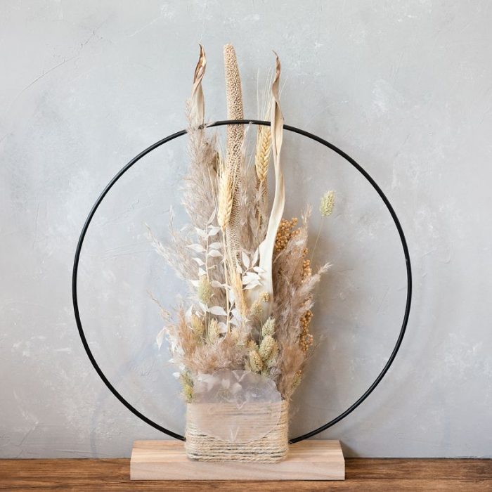 Eliah Deko-Ring mit Trockenblumen, naturfarben, Trockenblumen und Gräser sind mittig arrangiert, schöne Dekoration für Tisch oder Fensterbank