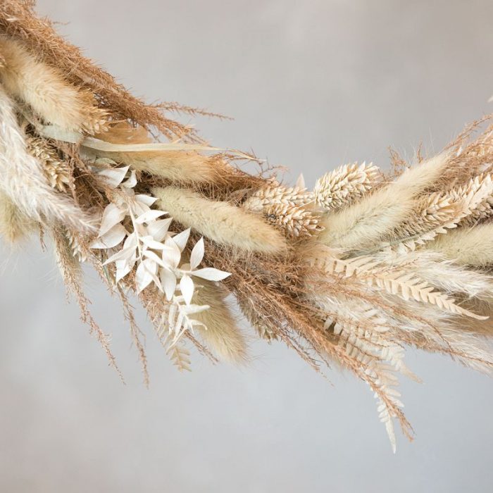 Blumenring, Blumenkranz Dry Flower Hazel, naturfarben dekorierter Ring mit weiß gebleichtem Ruskus als Kontrast