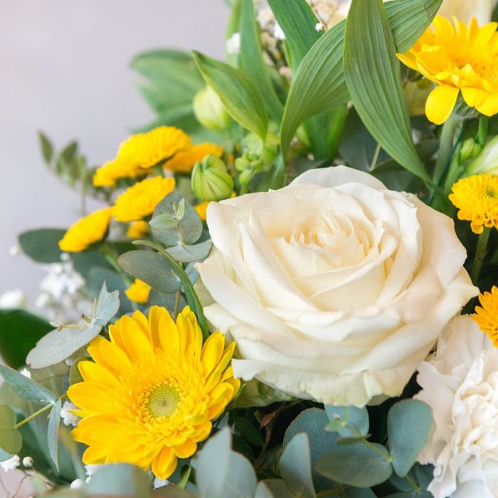 rund gebundener Blumenstrauß, gestaltet mit gelber Santini, weißer Rose, gelber Germini, weißem Schleierkraut, Eukalyptus und frischem Blattwerk. Blumenversand in Deutschland