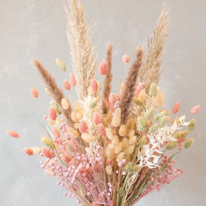 hoher, gestaffelt gebundener Trockenblumenstrauß mit rosa und naturfarbenen Gräsern, erhältlich beim Blumenversand Interfleur, Lieferung in Deutschland