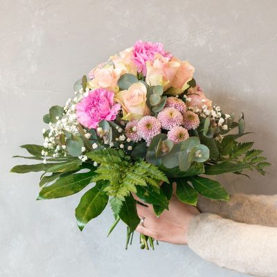 rund gebundener Blumenstrauß mit rosa Rosen, rosa Nelke und pinkfarbener Chrysantheme