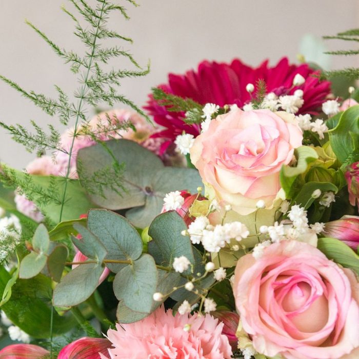 Denise rund gebundener Blumenstrauß, gestaltet mit rosa Gerbera, rosa Santini, rosa Inka-Lilie, pinkfarbener Gerbera, weißem Schleierkraut, Eukalyptus und frischem Blattwerk. Blumenversand, Blumenlieferung