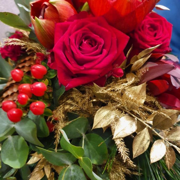 Mit unserem Strauß „Nikoletta“ haben sie den perfekten Strauß, um ihren Lieben zu Weihnachten eine Freude zu machen Natürlich auch eine großartige Idee zu Nikolaus. Rote Amaryllis kombiniert mit edlen roten Rosen umrandet von goldenen Ruskus und goldglänzenden Asparagus. Rote Kugeln und Zapfen umhüllt von Kiefer und Eukalyptus. Ein echter Hingucker für die Weihnachtszeit. Dieses wunderbar individuell von Hand gefertigte Arrangement liefern wir gern deutschlandweit, wie z.B. nach Hamburg, Bremen, Oldenburg, Vechta, Osnabrück, Düsseldorf, Frankfurt, München, Köln und jede andere Stadt. Einfach Blumen liefern mit Blumenversand blumen-interleur.de bestellen.